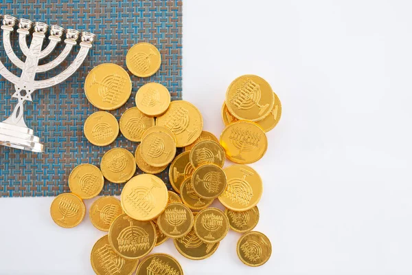 Blick Von Oben Auf Einen Haufen Menorah Mit Schokoladenmünzen Und — Stockfoto