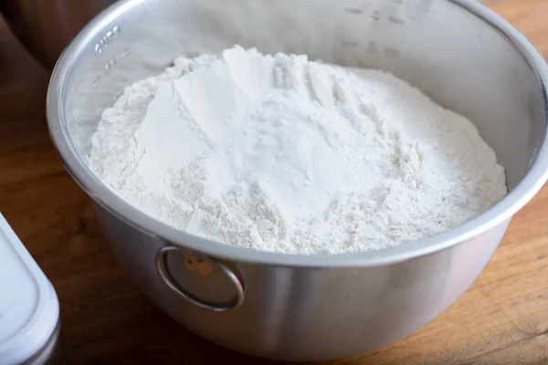 Blick Auf Eine Große Schüssel Mehl Auf Einem Holztisch — Stockfoto