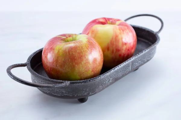 View Honeycrisp Apples Rustic Metal Tray White Background — Stock Photo, Image