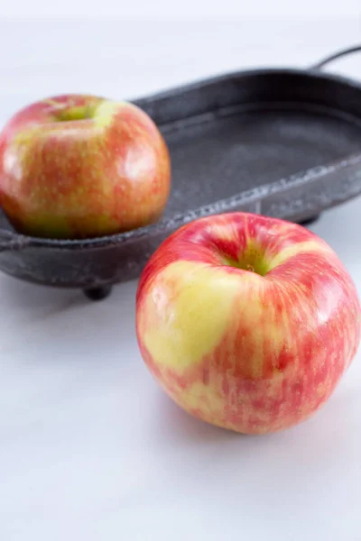 View Honeycrisp Apples Rustic Metal Tray White Background — Stock Photo, Image