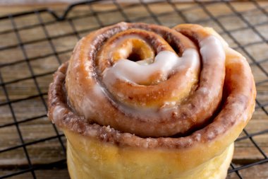 Kablo soğutma rafında tarçınlı rulonun yakın çekim görüntüsü.