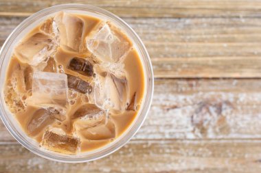 Buzlu sütlü kahvenin en tepeden görünen görüntüsü..