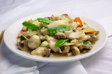 Bir tabak mantarlı tavuk manzarası.