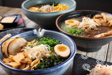 Üç kase çeşitli erişte çorbası..