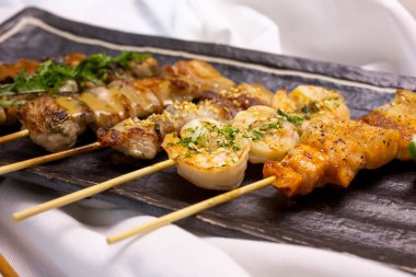 Yakitori etlerinin çeşitli kesimlerinin yakın plan görüntüsü.