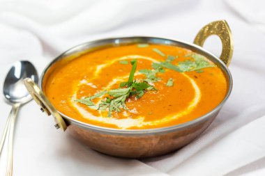 Bir kase tavuk tikka masala.