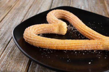 Tabakta kalp şeklinde churro manzarası.