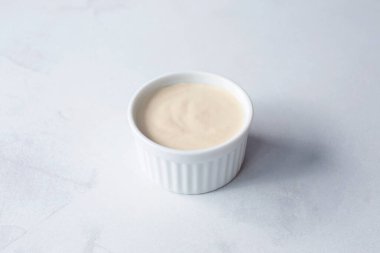Beyaz soslu ramekin sosu manzarası..