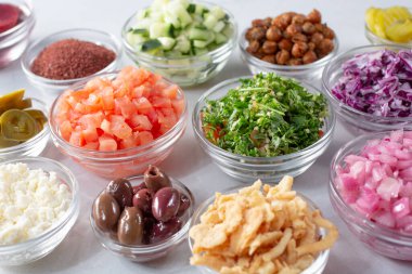 Cam bardakların içindeki çeşitli malzemelerin görüntüsü.