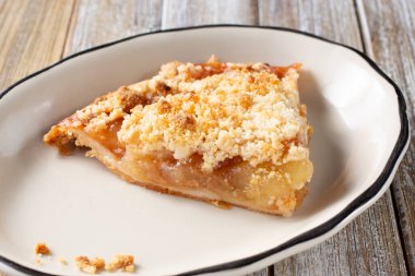 Tabakta bir dilim elmalı turta manzarası. 