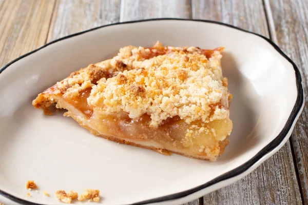 Tabakta bir dilim elmalı turta manzarası. 