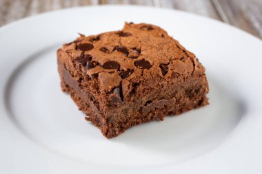 Tabaktaki çikolatalı browninin yakın plan görüntüsü..