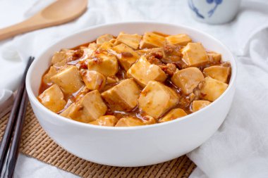 Bir kase mapo tofu manzarası.