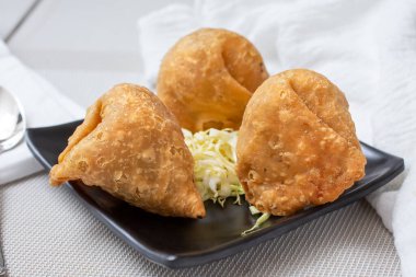 Aperatif bir tabak samosa manzarası..