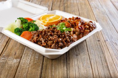 Teriyaki bifteği ve teriyaki tavuğunun yer aldığı bir konteynır görüntüsü..