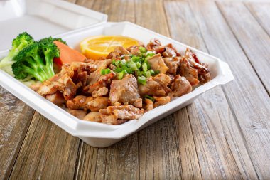 Teriyaki tavuğu konteynırı manzarası..