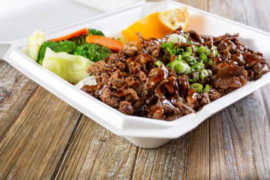 Teriyaki sığır eti kombinasyonlu konteynır manzarası.