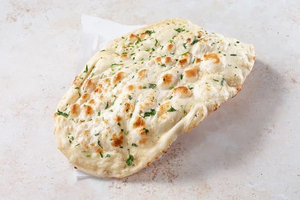 Bir porsiyon sarımsaklı ekmek..