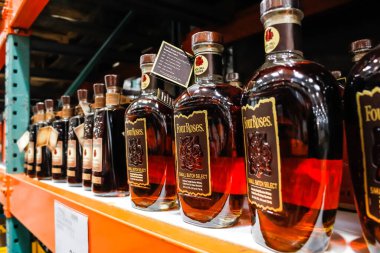Tustin, California, ABD - 02-08-2020: Birkaç şişe Four Roses Small Satch 'in manzarası Yerel büyük bir markette sergilenen viski.