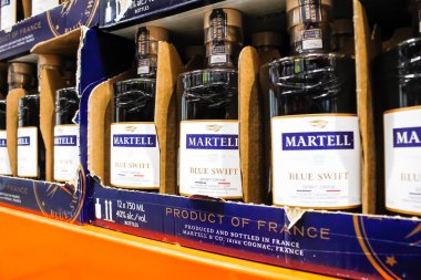 Tustin, California / ABD - 02 / 08 / 2020: Martell Blue Swift VSOP 'un birkaç şişe görüntüsü yerel bir büyük market vitrininde sergileniyor.