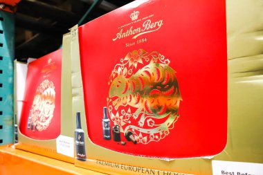Tustin, Kaliforniya / ABD - 02 / 08 / 2020: Yerel bir büyük market vitrininde çok sayıda Anthon Berg Remy Martin Likör Çikolatası manzarası.