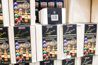 Tustin, Kaliforniya / ABD - 02 / 08 / 2020: Yerel bir Costco 'da sergilenen çok sayıda Kirkland Likör Koleksiyonu Belçika Çikolatasının manzarası.