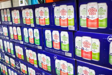 Tustin, Kaliforniya / ABD - 02 / 08 / 2020: Yerel büyük bir markette sergilenen çok sayıda Cutwater Spirits votka soda kutularının görüntüsü.