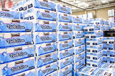 Tustin, California, ABD - 02-08-2020: Yerel bir Costco mağazasında sergilenen çok sayıda Kirkland İmzalı Banyo Doku Tuvalet Kağıdı manzarası.