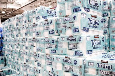Tustin, Kaliforniya / ABD - 02 / 08 / 2020: Yerel bir Costco 'da sergilenmekte olan çok sayıda Kirkland İmza Özel Havlu kağıt havlularının manzarası.