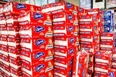 Tustin, Kaliforniya / ABD - 02 / 08 / 2020: Yerel büyük bir markette sergilenen çok sayıda Charmin Ultra Güçlü tuvalet kağıdı manzarası.