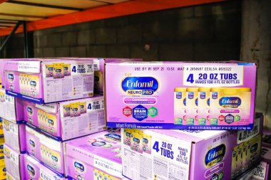 Tustin, California, ABD - 02-08-2020: Enfamil NeuroPro Gentlease bebek mamasının yerel büyük bir markette sergilenmesi.