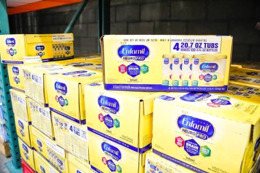 Tustin, Kaliforniya / ABD - 02 / 08 / 2020: Enfamil NöroPro bebek formülünün yerel bir büyük market vitrininde görülmesi.