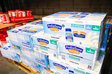 Tustin, California, ABD - 02-08-2020: PediaSure Grow ve Gain çocuklarının beslenme içecekleri yerel bir büyük market vitrininde sergileniyor.
