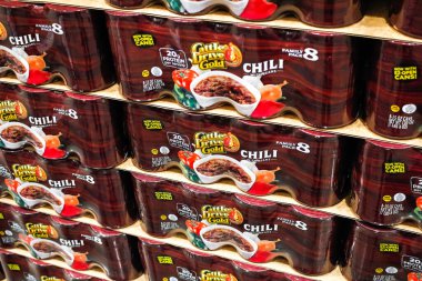 Tustin, California, ABD - 02-08-2020: Yerel büyük bir markette sergilenen fasulyeli çok sayıda sığır sürücüsü altın biber manzarası.