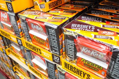 Tustin, Kaliforniya / ABD - 02 / 08 / 2020: Yerel büyük bir markette sergilenmekte olan çok sayıda popüler çikolata çeşitlerinin görüntüsü.