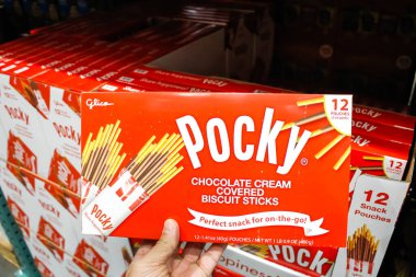 Tustin, Kaliforniya / ABD - 02 / 08 / 2020: Bir el yerel büyük bir markette pocky paketini sergileniyor.