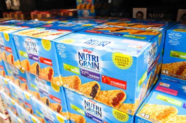 Tustin, Kaliforniya / ABD - 02 / 08 / 2020: Yerel büyük bir markette sergilenen Kellogg 's Nutri-Grain çikolatalarının çok sayıda olayının görüntüsü.