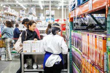 Tustin, California, ABD - 02-08-2020: Yerel bir Costco 'da örnek sunan bir kadın çalışanın arkası.