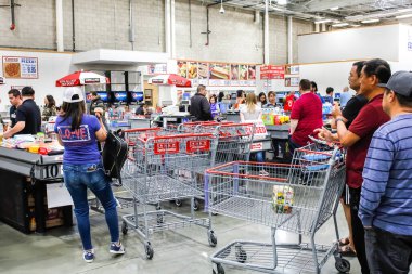 Tustin, California, ABD - 03-18-19: Costco çıkış alanındaki birkaç uzun kuyruğun görüntüsü.