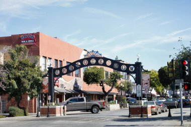 Pomona, California, ABD - 02-12-2020: Pomona şehir merkezindeki Antique Row 'da yer alan hang tabelasının üzerindeki bir sokak girişinin manzarası.