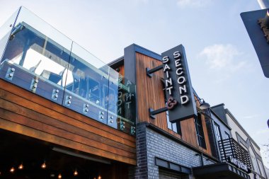 Belmont Shore, California, ABD - 02-12-2020: Saint and Second olarak bilinen restoran için bir mağaza önü tabelası.