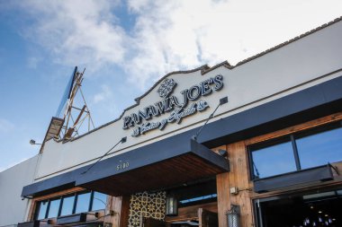 Belmont Shore, California, ABD - 02-12-2020: Panama Joe 's olarak bilinen restoran ve bar için bir dükkan önü tabelası.