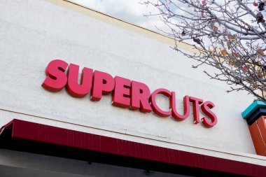 Belmont Shore, California, ABD - 02-12-2020: Supercut olarak bilinen kuaför salonu zincirinin ön tabelaları.