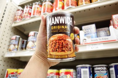 Long Beach, California, ABD - 02-12-2020: Bir el yerel bir bakkalda sergilenmekte olan orijinal soslu sandviç konservesini tutuyor.