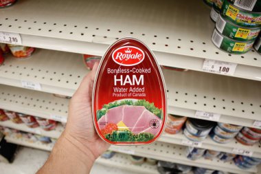 Long Beach, California / ABD - 02 / 12 / 2020: Yerel bir bakkalda sergilenen Royale kemiksiz jambonu bir el tutuyor.