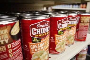 Long Beach, California / ABD - 02 / 12 / 2020: Yerel bir bakkalda sergilenen Campbell 's Chunky çorba çeşitlerinin yakın plan görüntüsü.