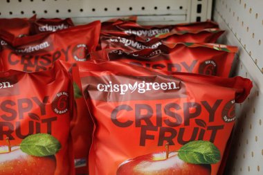 Long Beach, California / ABD - 02 / 12 / 2020: Yerel bir markette sergilenen bir kaç paket Çıtır Yeşil Çıtır Meyve Atıştırmalığı manzarası.