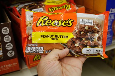 Long Beach, California / ABD - 02 / 12 / 2020: Reese 'in fıstık ezmesi cipsleri yerel bir markette sergileniyor.
