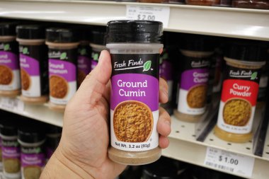 Long Beach, California, ABD - 02-12-2020: Bir el yerel Big Lots 'da sergilenen Taze Bulgular Zemin Kimyası konteynırını tutuyor.