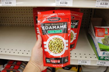 Long Beach, Kaliforniya / ABD - 02 / 12 / 2020: Bir el yerel bir bakkalda sergilenen Seapoint Çiftlikleri Kuru Kızarmış Edamame paketini tutuyor.